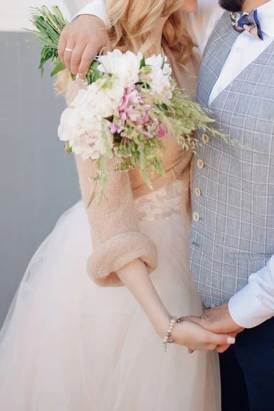 Man and woman hold hands close up — Stock Photo, Image