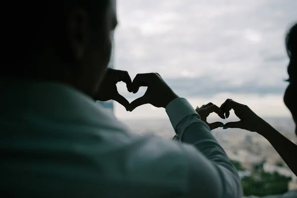 Man en vrouw maakten de handen in de vorm van een hart close-up — Stockfoto