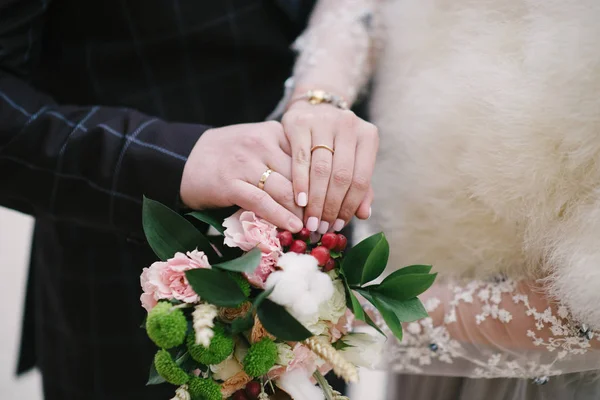 Uomo e donna si tengono per mano da vicino — Foto Stock