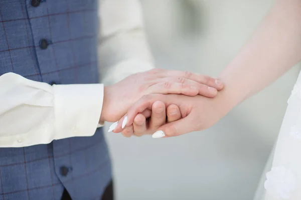 L'homme et la femme se tiennent la main près — Photo