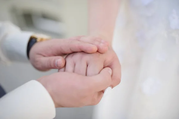 L'homme et la femme se tiennent la main près — Photo