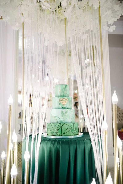 Grote groene bruidstaart close-up op de bruiloft tabel — Stockfoto