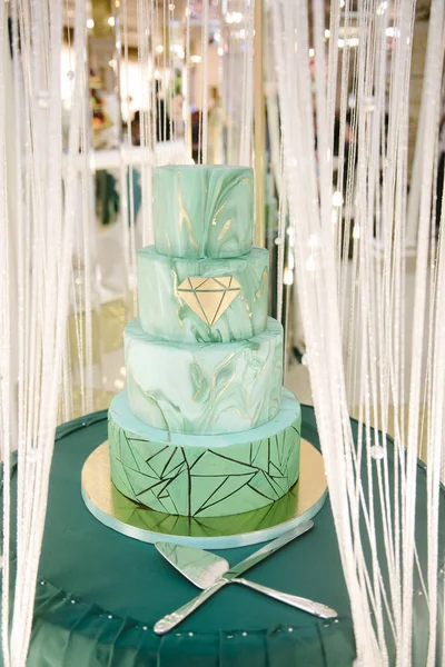 Grande bolo de casamento verde close-up na mesa de casamento — Fotografia de Stock