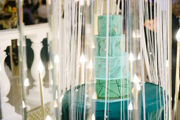 Большой зеленый свадебный торт крупный план на свадебном столе — стоковое фото