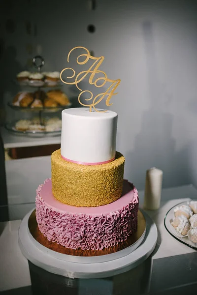 Grande bolo de casamento close-up na mesa de casamento close-up — Fotografia de Stock