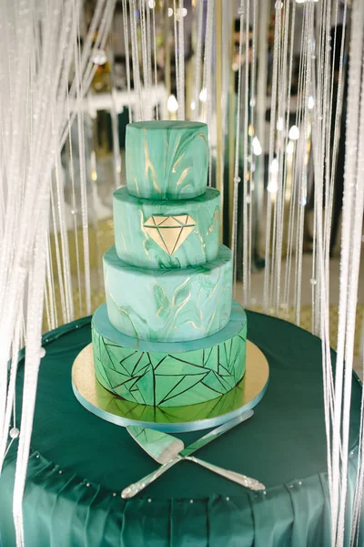 Grande bolo de casamento verde close-up na mesa de casamento — Fotografia de Stock