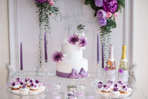 Duży tort weselny zbliżenie na stół weselny zbliżenie — Zdjęcie stockowe