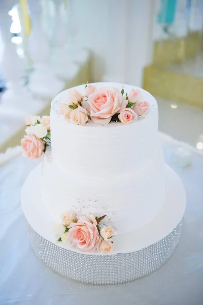 Grande bolo de casamento close-up na mesa de casamento close-up — Fotografia de Stock