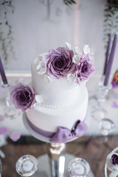 Большой свадебный торт крупный план на свадебном столе крупным планом — стоковое фото