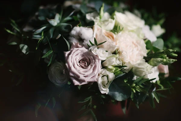 Весільний букет з квітів нареченої крупним планом — стокове фото