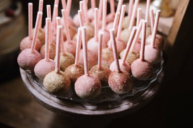 Düğünde tatlı tatlı masası. Bir düğünde Cakestand