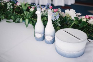 Şenlikli düğün masası ayarı. Düğün günü masa dekorasyonu