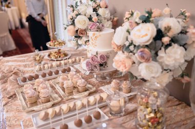 Düğünde tatlı tatlı masası. Bir düğünde Cakestand