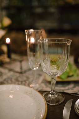 Düğün günü ziyafet salonunun dekorasyonu.