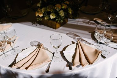 Şenlikli düğün masası ayarı. Düğün günü masa dekorasyonu