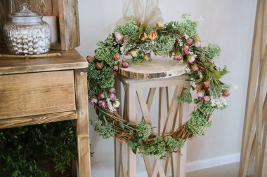 Düğün günü ziyafet salonunun dekorasyonu.