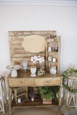 Düğün günü ziyafet salonunun dekorasyonu.