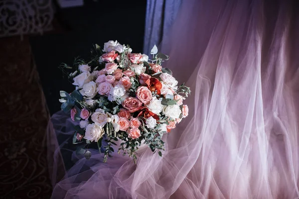 Düğün günü ziyafet salonunun dekorasyonu.