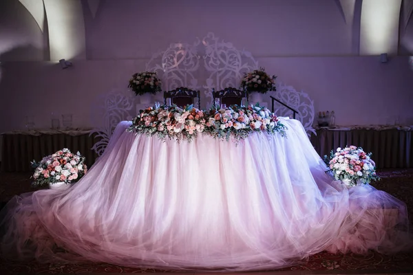 Decoración de la sala de banquetes en el día de la boda — Foto de Stock