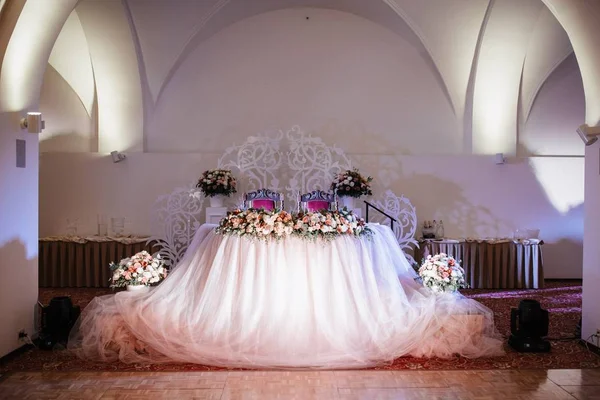 Decoración de la sala de banquetes en el día de la boda — Foto de Stock