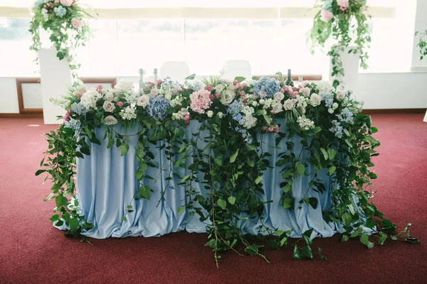 Decoración de la sala de banquetes en el día de la boda — Foto de Stock