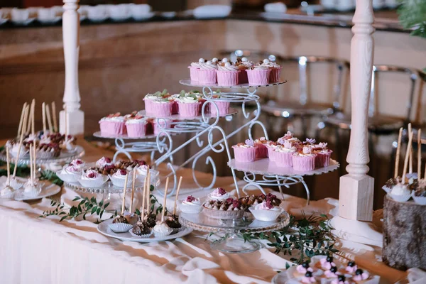 Zoete dessert tafel op een bruiloft. Cake stand op een bruiloft — Stockfoto