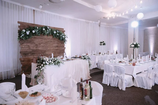 Decoración de la sala de banquetes en el día de la boda — Foto de Stock