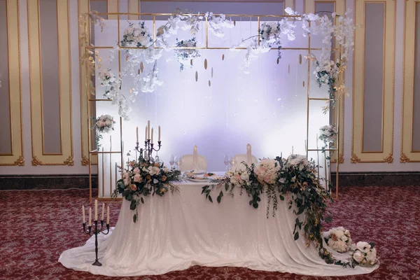 Düğün günü ziyafet salonunun dekorasyonu.