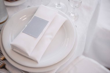 Şenlikli düğün masası ayarı. Düğün günü masa dekorasyonu