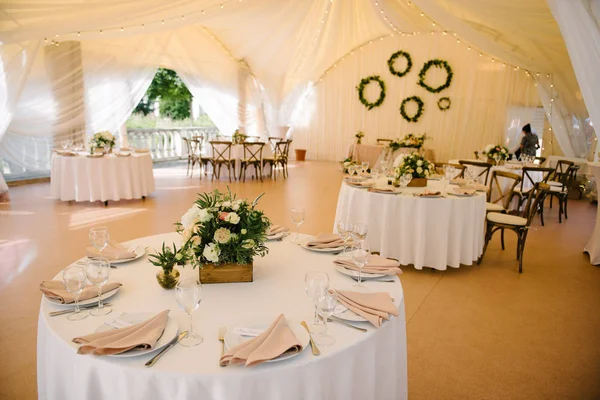 Decoración de la sala de banquetes en el día de la boda — Foto de Stock