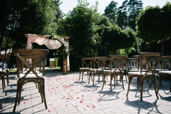 Cérémonie de mariage en plein air.décoration et décoration d'une cérémonie de mariage en plein air — Photo