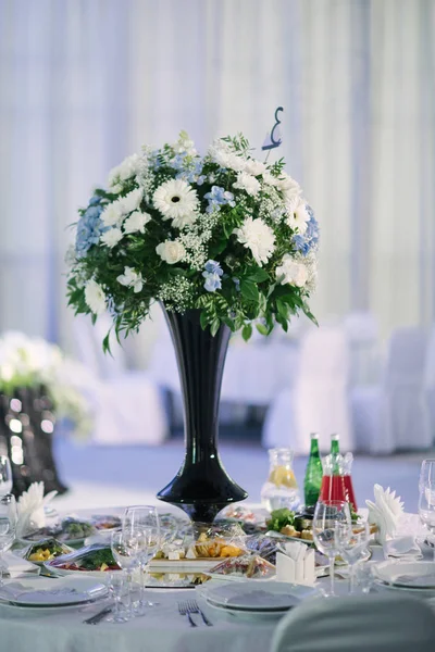 Decoración de la sala de banquetes en el día de la boda — Foto de Stock