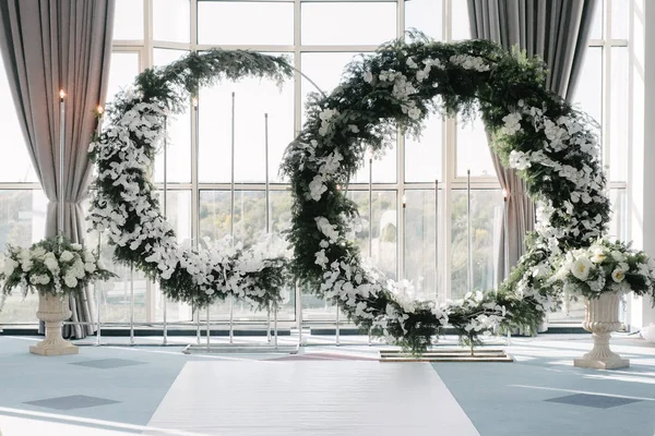 Wedding arch and indoor wedding ceremony. Decoration of the wedding ceremony — Stock Photo, Image