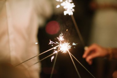 Bengal ışıkları karanlıkta bir adamın elinde yandı