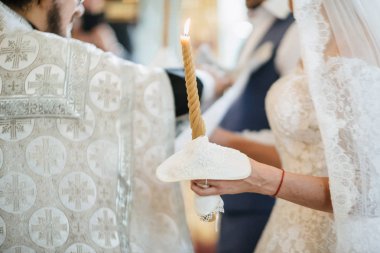 Kilisede karanlıkta yanan mum.