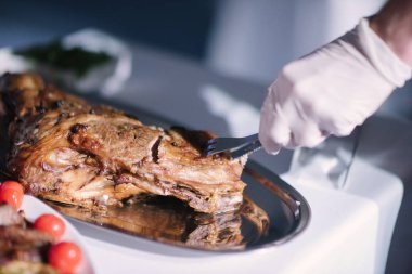 Bir festival beyaz masada bir garnitür ile Kızarmış tavuk