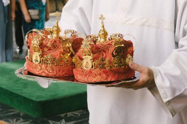 Kilisede iki düğün tacı yakın çekim