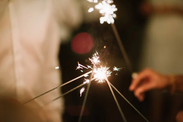 Bengal lights lit in the dark in the hands of a man — Stock Photo, Image