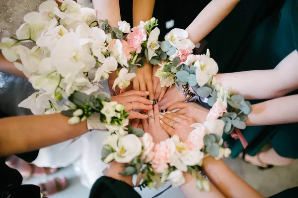 신부 들러리 신부 들러리 에서 꽃 에 그들의 손 — 스톡 사진