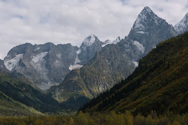 Bergslandskap på sommaren på en klar solig dag. — Stockfoto