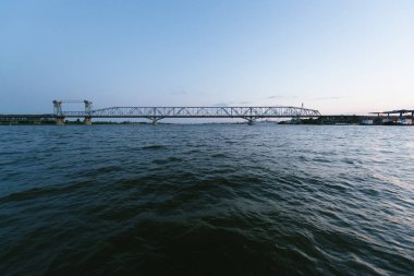 Açık güneşli bir günde Mavi nehir nehir manzara