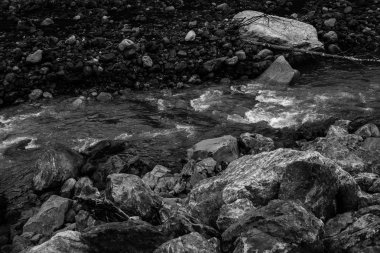 Taş ile bir dağ nehrinin hızlı akışı
