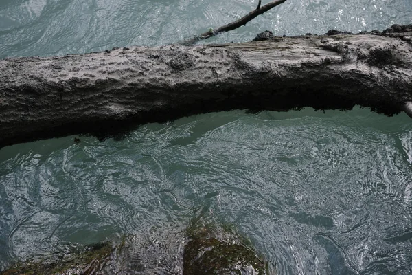 Det snabba flödet av en fjäll älv med stenar — Stockfoto