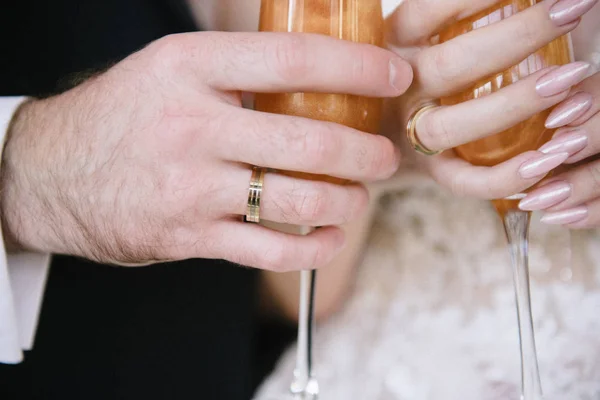 Man pours champagne into a glass from a bottle — Stock Photo, Image