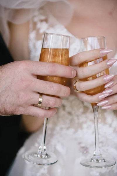 L'homme verse du champagne dans un verre d'une bouteille — Photo