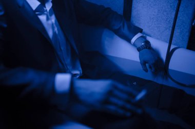 Takım elbiseli bir adam su banyosunda yatıyor..