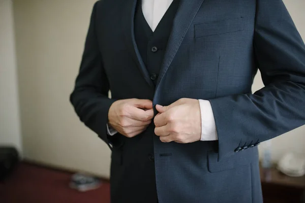 El hombre lleva un traje negro. — Foto de Stock