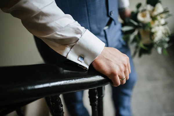 Un hombre con traje sostiene un ramo de flores de boda de cerca. . — Foto de Stock