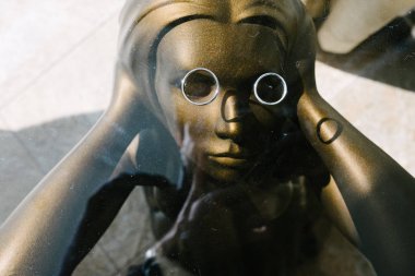 Düğün yüzükleri yakın çekim makro vurdu. Gelin ve damat halkaları