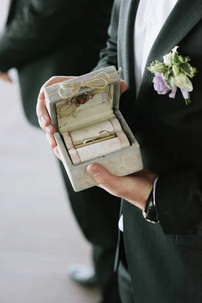 Los anillos de boda de la novia y el novio están en una caja de madera — Foto de Stock